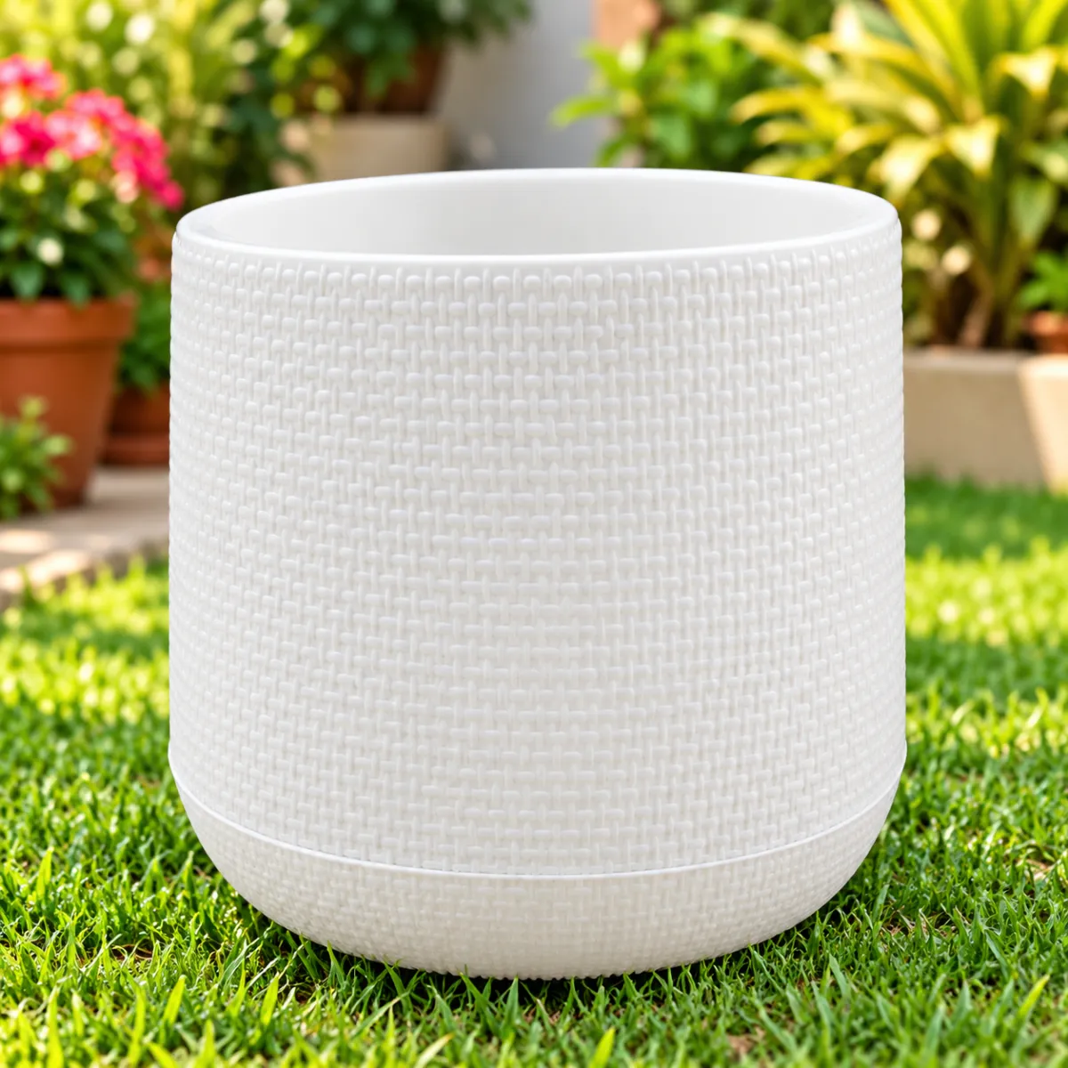 white-plastic-madkuda-pot